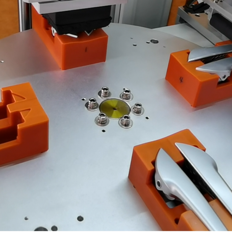 貼膜前后對比效果,左側為未貼膜門把手,右側為貼膜后無劃痕的成品