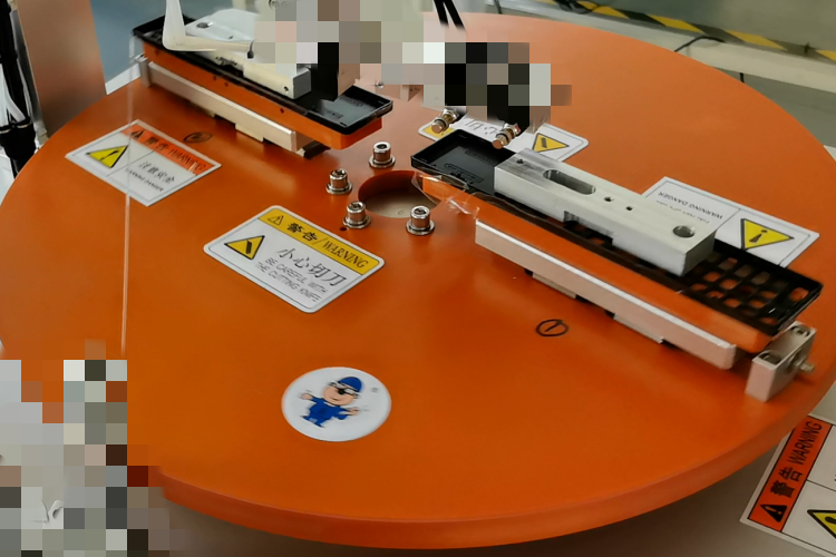 遙控器中框貼膜前后對比圖，左側為未貼膜產品，右側為貼膜后高精度貼合效果