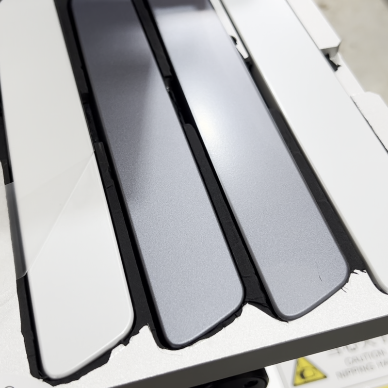 貼膜機四工位同步工作場景,展示同時貼4片門把手的高效過程